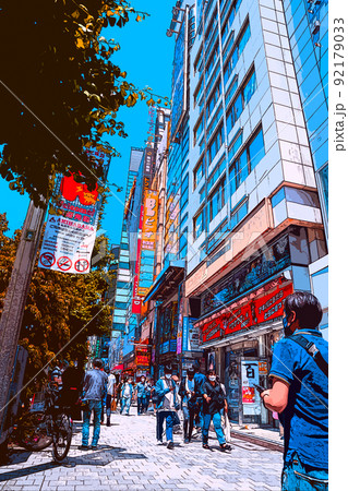 休日の秋葉原でショッピングを楽しむ人々や風景のイラスト 92179033