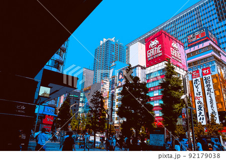 休日の秋葉原でショッピングを楽しむ人々や風景のイラスト 92179038