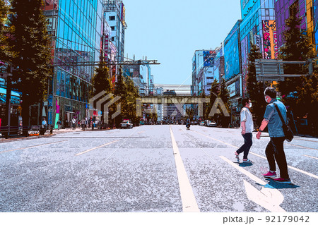 休日の秋葉原でショッピングを楽しむ人々や風景のイラスト 92179042