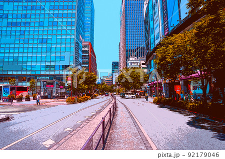 休日の秋葉原でショッピングを楽しむ人々や風景のイラスト 92179046