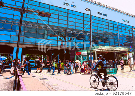 休日の秋葉原でショッピングを楽しむ人々や風景のイラスト 92179047