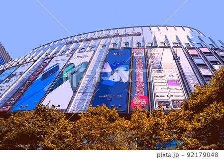 休日の秋葉原でショッピングを楽しむ人々や風景のイラスト 92179048