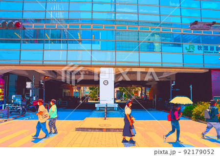 休日の秋葉原でショッピングを楽しむ人々や風景のイラスト 92179052