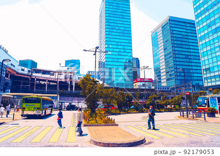 休日の秋葉原でショッピングを楽しむ人々や風景のイラスト 92179053