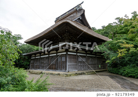 初夏の雨上がり緑が綺麗な長勝寺本堂【仏殿】 初夏の雨上がり緑が綺麗な長勝寺本堂【仏殿】 92179349