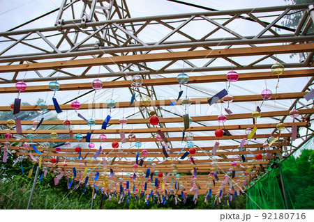 暑い夏を涼しく感じさせるたくさんの風鈴 92180716