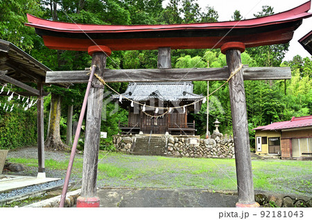 埼玉県秩父市上蒔田(かみまいた)の椋(むく)神社の二の鳥居と拝殿 埼玉県秩父市上蒔田(かみまいた)の椋(むく)神社の二の鳥居と拝殿 92181043