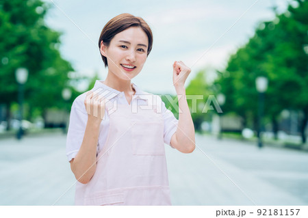 エプロン姿の女性 エプロン姿の女性 92181157