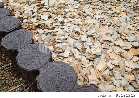 ウッドチップを敷き詰める ウッドチップを敷き詰める 92181515