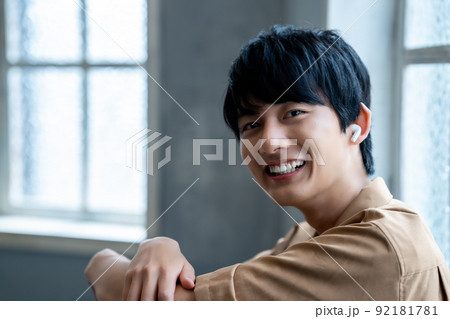 部屋で音楽を聴く若い男性 部屋で音楽を聴く若い男性 92181781