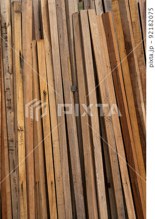 壁に立てかけられた角材の背景素材 92182075