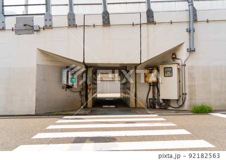 低い位置に設置された押しボタン信号機 低い位置に設置された押しボタン信号機 92182563
