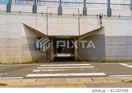 低い位置に設置された押しボタン信号機 92182566