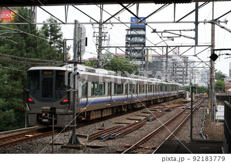 JR西日本京橋駅を出発した225系電車（内回り） 92183779