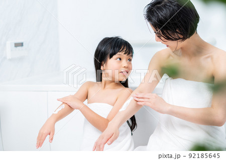 お風呂で保湿をする親子。 お風呂で保湿をする親子。 92185645