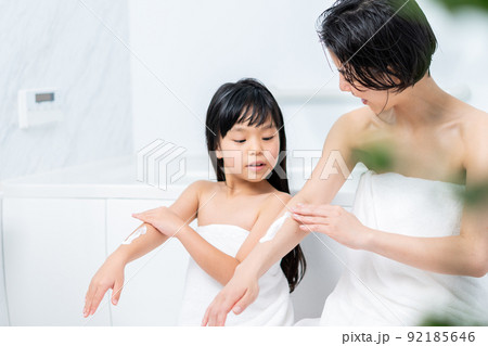 お風呂で保湿をする親子。 お風呂で保湿をする親子。 92185646