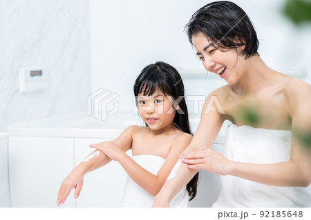 お風呂で保湿をする親子。 お風呂で保湿をする親子。 92185648
