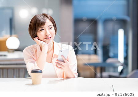 カフェでスマホをする女性　撮影協力：WEEK芝大門（サンフロンティア不動産） 92186008