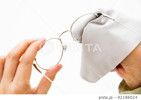 眼鏡(老眼鏡)を拭くミドル女性 眼鏡(老眼鏡)を拭くミドル女性 92186024
