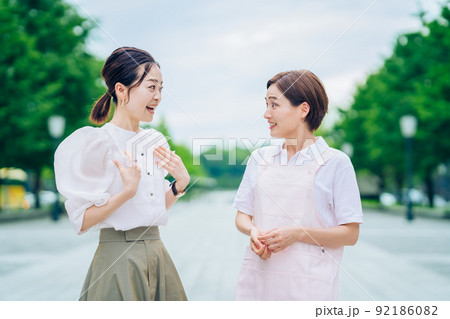 エプロン姿の女性と私服の女性 エプロン姿の女性と私服の女性 92186082