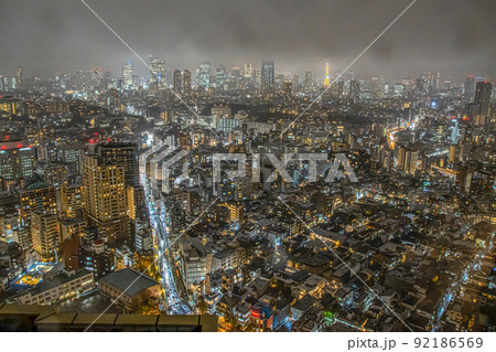恵比寿ガーデンプレイスタワーから見る雨の夜景 92186569