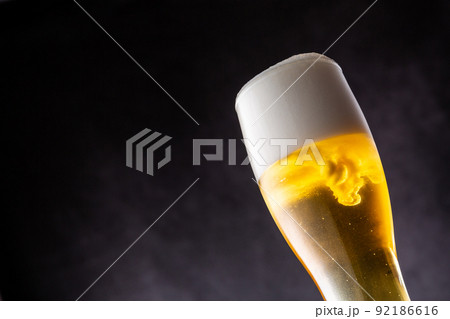 グラスにビールを注ぐ 92186616