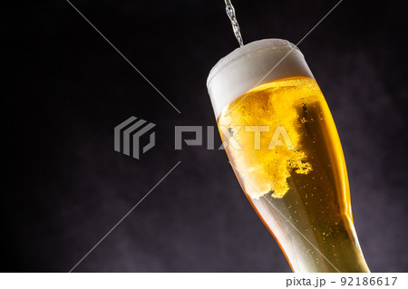 グラスにビールを注ぐ グラスにビールを注ぐ 92186617