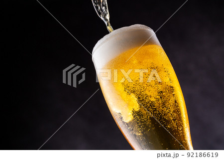 グラスにビールを注ぐ 92186619