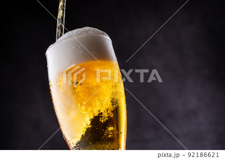 グラスにビールを注ぐ 92186621