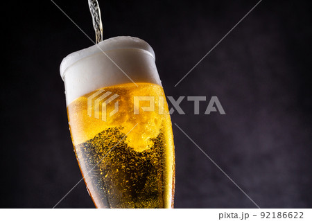 グラスにビールを注ぐ 92186622