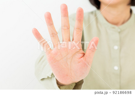 ミドル女性の手のひら 92186698