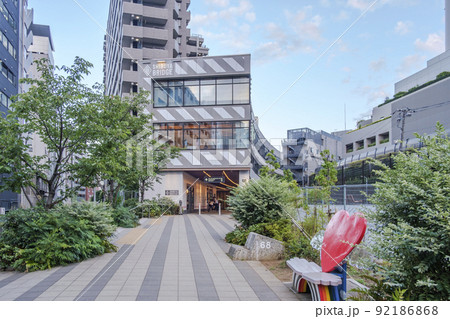 東横線跡地に再開発された渋谷ブリッジと赤いハートのベンチがある広場 東京都渋谷区 東横線跡地に再開発された渋谷ブリッジと赤いハートのベンチがある広場 東京都渋谷区 92186868