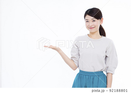 笑顔で紹介をしている30代の女性 92188801