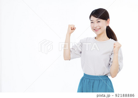 ガッツポーズをしている30代の女性 ガッツポーズをしている30代の女性 92188886