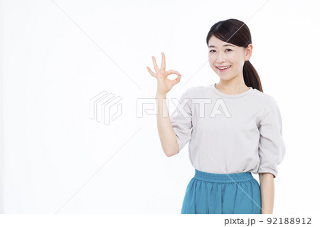 OKサインをしている30代の女性 OKサインをしている30代の女性 92188912