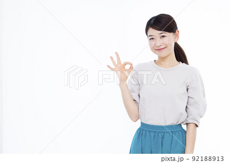 OKサインをしている30代の女性 92188913