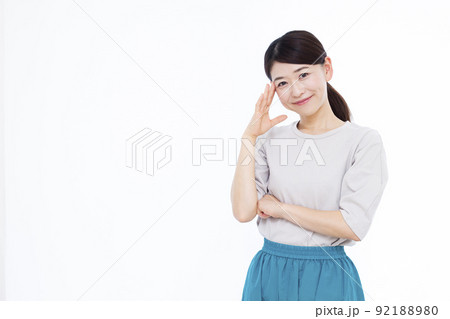 笑顔で考えている30代の女性 92188980