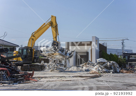 ショベルカーを使用した解体作業。建物の取り壊し。 92193992