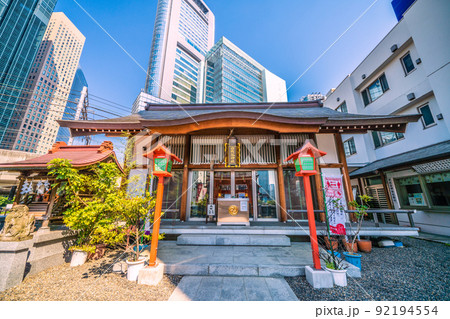 日本の東京都市景観　東新橋にある日比谷神社と高層ビル群などを望む＝7月1日 92194554