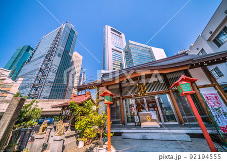 日本の東京都市景観　東新橋にある日比谷神社と高層ビル群などを望む＝7月1日 92194555