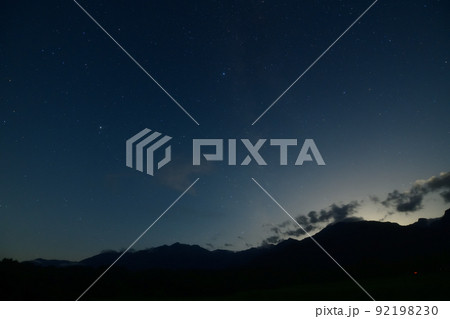 北杜市白州町、夏の深夜、中天の鷲座と沈み行く蠍座。南西の星空 92198230