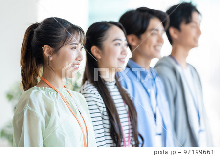 ビジネス　カジュアル　若い男女 92199661