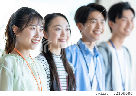 ビジネス　カジュアル　若い男女 92199680