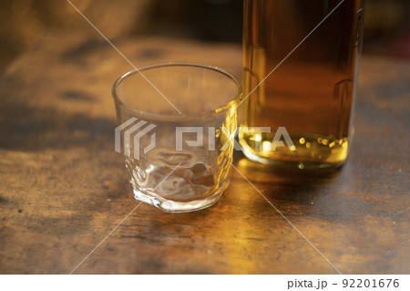 ウイスキーの水割り　バーボン　ブランデー　ウイスキー　BAR  家飲み  アイリッシュ  スコッチ 92201676