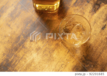 ウイスキーの水割り バーボン ブランデー ウイスキー BAR 家飲み アイリッシュ スコッチ ウイスキーの水割り バーボン ブランデー ウイスキー BAR 家飲み アイリッシュ スコッチ 92201685