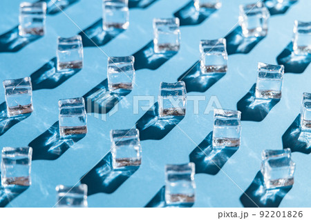 【夏】太陽光に反射する冷たい氷　高解像度　大判プリント 92201826