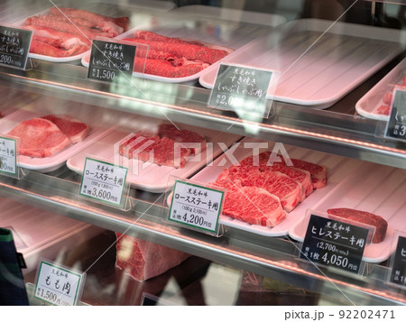 精肉店に並んだ牛肉 92202471