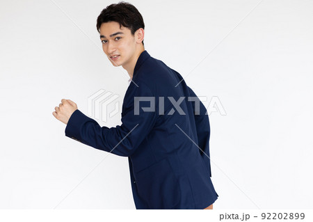 走り出すかっこいい男性 走り出すかっこいい男性 92202899