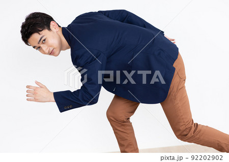 走り出すかっこいい男性 92202902