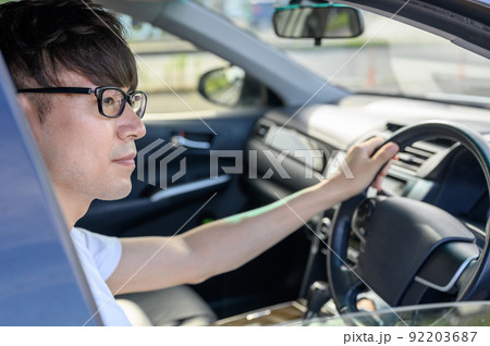 ハンドルを握る男性 車 レンタカー ハンドルを握る男性 車 レンタカー 92203687